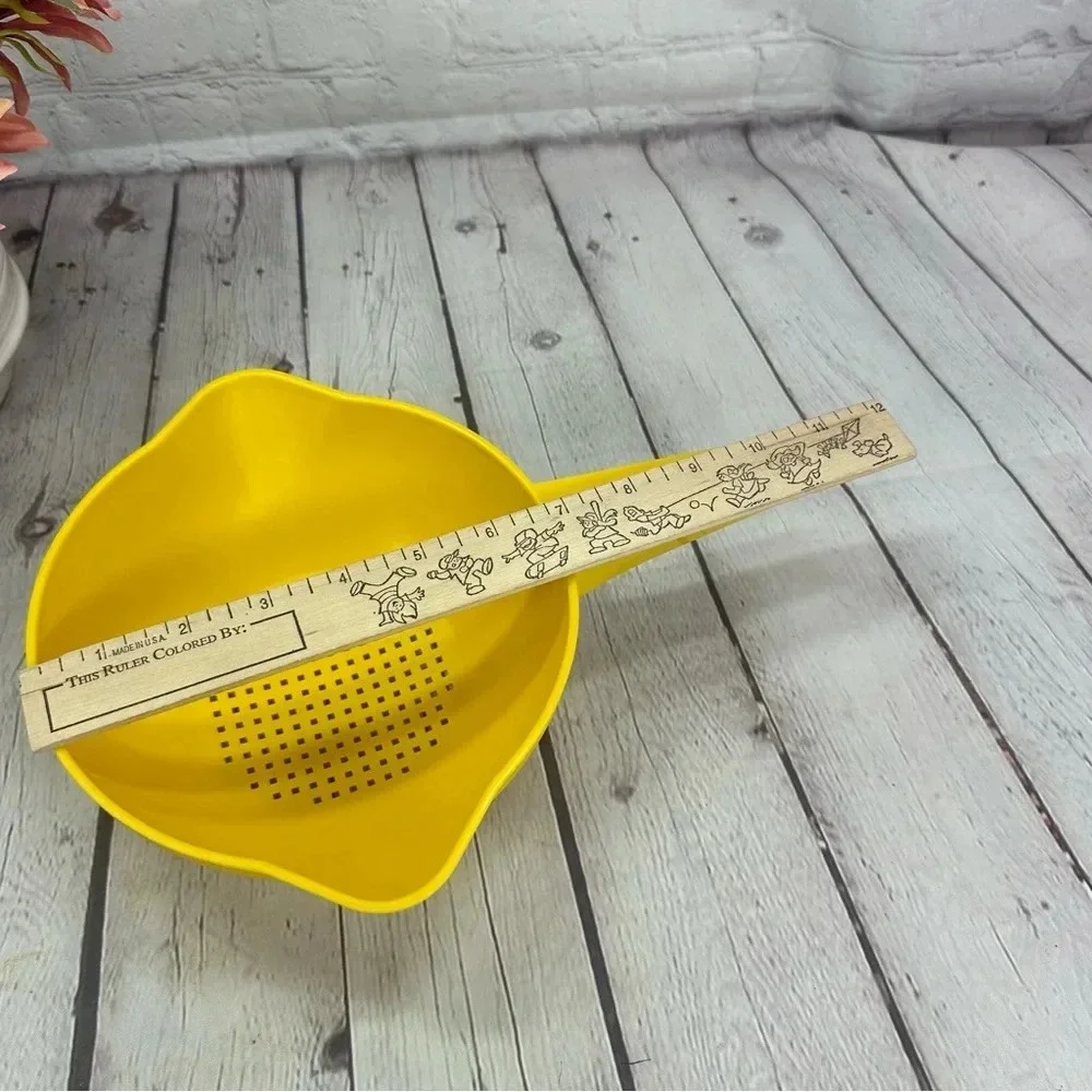 vintage Tupperware 1 quart strainer 1200